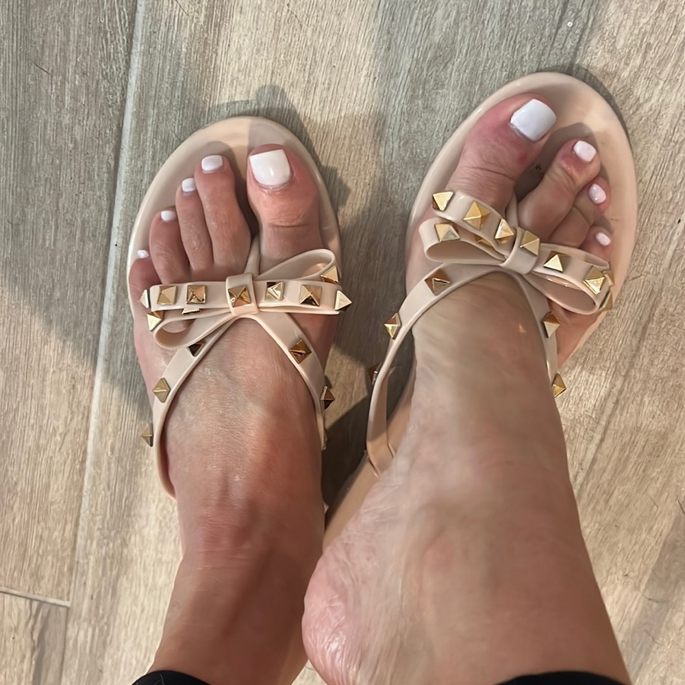 Great condition tan fancy flip flops sz 8